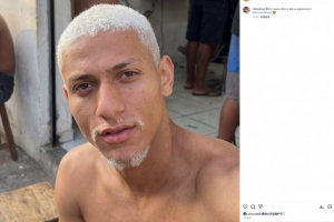 里沙利松在社交媒体上分享与爱妻的自拍照，感慨：爱意尽在这一眼之中！