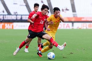 中国U23遭裴峻浩致命一击，展望欧洲征途，裴峻浩赞中国U23飞跃式进步