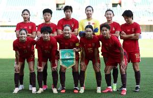 中国女足情绪低落迅速穿越混合采访区，仅吴海燕一人接受媒体访问